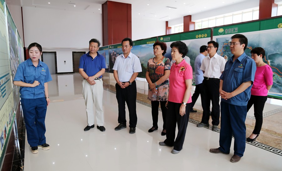 1-2015年8月，全國政協(xié)副主席、中國科學(xué)院院士王志珍一行蒞臨金徽股份調(diào)研。.jpg