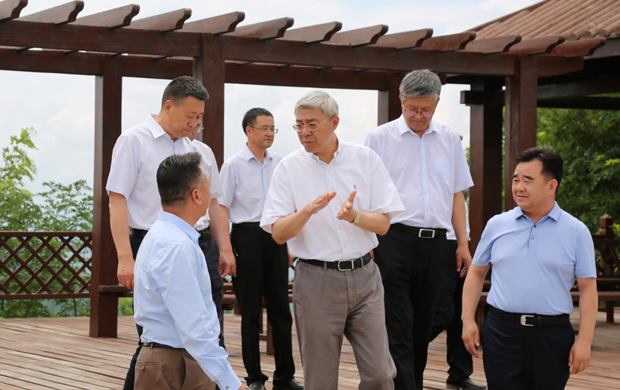 7-2021年7月，中共中央委員、時任甘肅省委書記尹弘蒞臨金徽股份調(diào)研指導(dǎo)防災(zāi)減災(zāi)和綠色礦山建設(shè)情況。.jpg