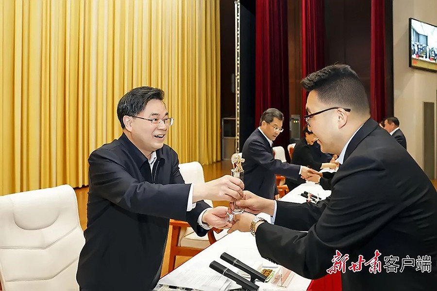 2-2023年5月，省委書記、省人大常委會主任胡昌升為金徽礦業(yè)旅游景區(qū)授“全省文化旅游發(fā)展突出貢獻集體獎”。.jpg