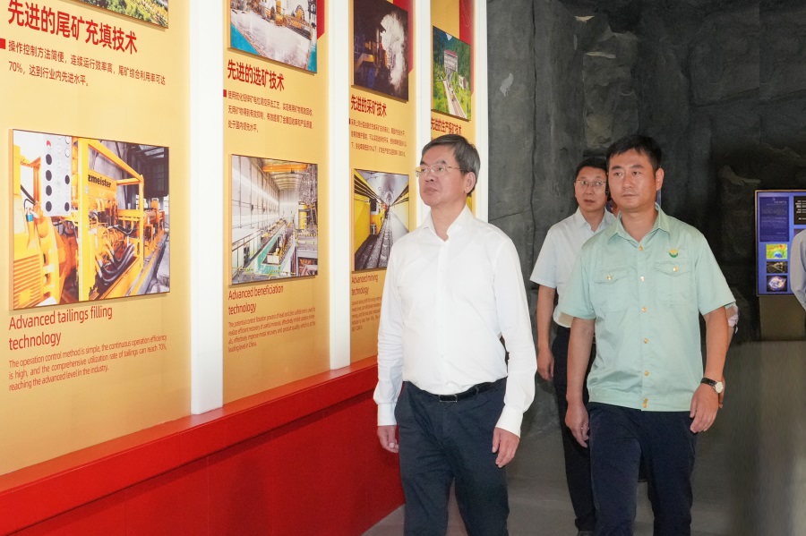 2024.06.23全國政協(xié)委員、省政協(xié)主席、黨組書記莊國泰蒞臨金徽股份指導(dǎo)工作.jpg