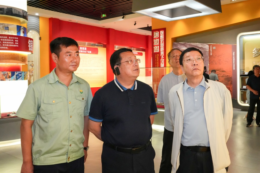 2024.06.23全國政協(xié)委員、 陜西省政協(xié)副主席、民建陜西省委會主委李忠民蒞臨金徽股份調(diào)研.jpg