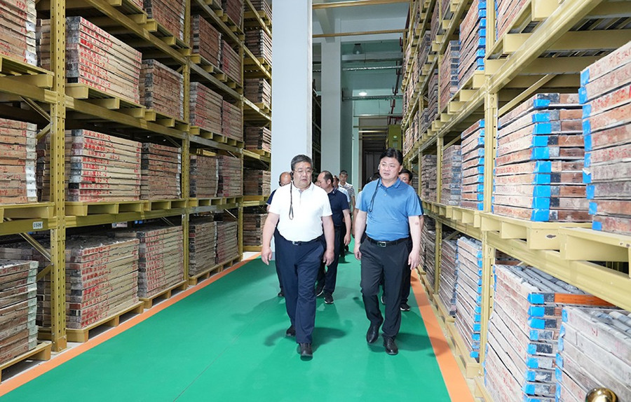 51-2022年6月，省農(nóng)業(yè)農(nóng)村廳一級巡視員朱寶瑩蒞臨金徽股份調(diào)研綠色礦山建設(shè)工作。.jpg