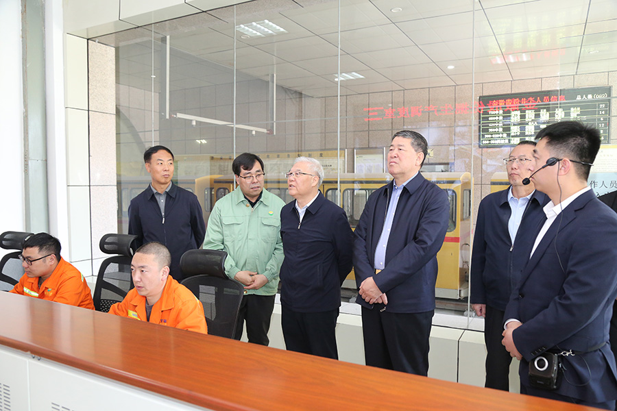全國政協(xié)常委，省政協(xié)副主席，民進中央常委、甘肅省主委尚勛武調(diào)研金徽股份時強調(diào)，要加強科技創(chuàng)新與人才培養(yǎng)。-900.jpg