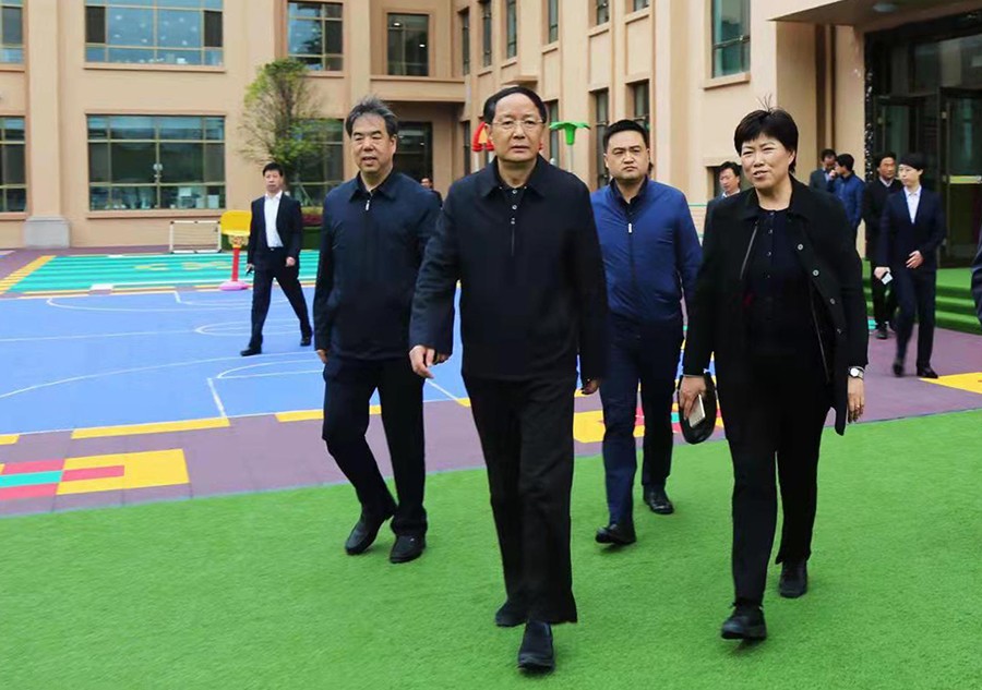 5.2018年4月，時任省政協(xié)主席、黨組書記歐陽堅蒞臨金徽企業(yè)視察-900.jpg